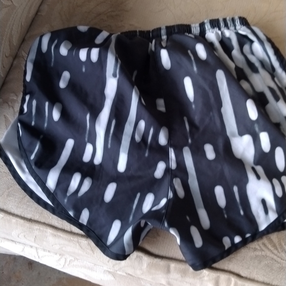 Nike black and white running shorts women - Picture 3 of 4